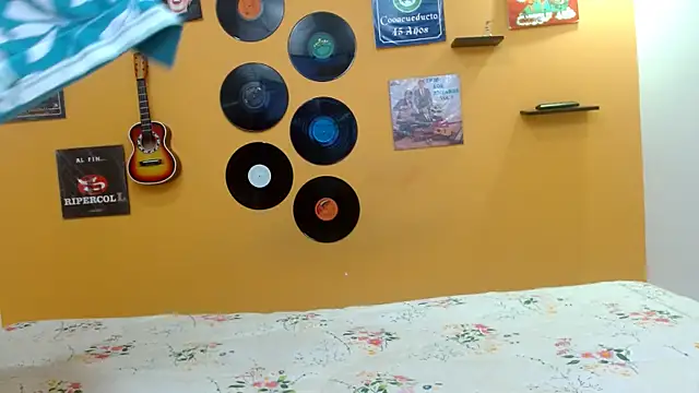 evaleribigtits18 online show from September 19, 2025, 2:07 pm