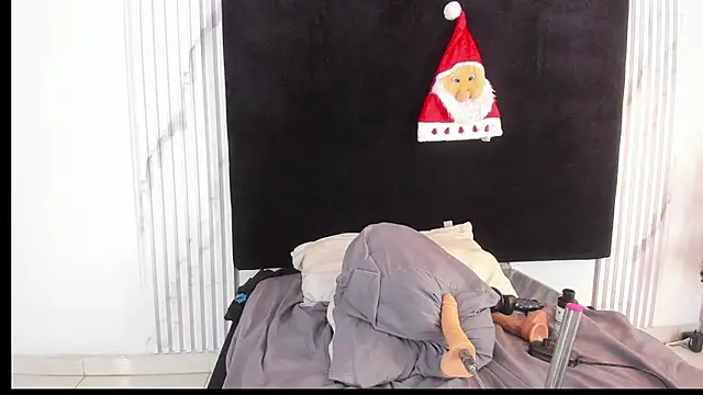 melaniecooperr online show from December 16, 2024, 9:09 pm