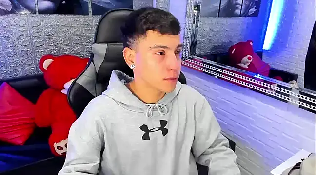 salvadorgomezx online show from January 8, 2025, 8:07 pm