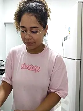 VitoriaFernandes online show from February 17, 2026, 10:27 pm