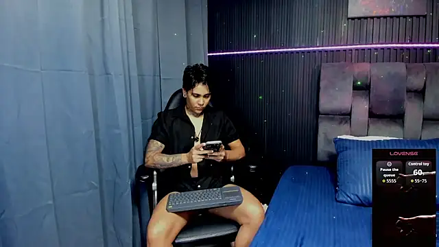 ZhoeStrong online show from October 23, 2025, 10:52 pm