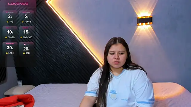 Snapshot of Laia_and_Aloby chatting on June 3, 2026, 11:32 pm Laia and Aloby online show from June 3, 2026, 11:32 pm