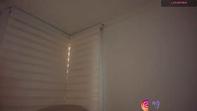 venusleroy  online show from October 21, 2025, 9:48 pm