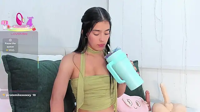 Isaa Queen online show from October 2, 2025, 8:05 pm