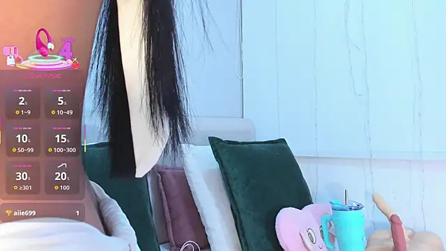 Isaa Queen online show from October 7, 2025, 7:44 pm