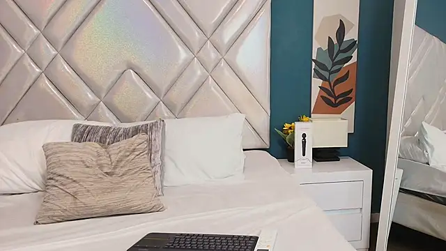 Lana-Gross online show from March 5, 2025, 7:49 pm