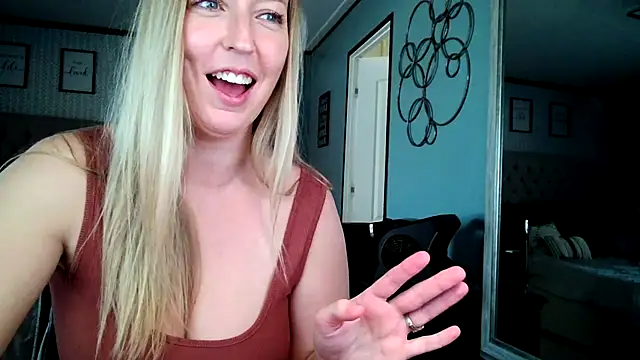 lucyallen4201 online show from January 14, 2025, 9:20 pm