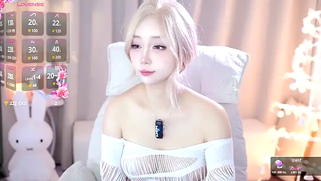 UUKiss  online show from October 23, 2025, 3:22 pm