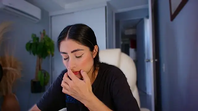 auroracaruso11 online show from September 21, 2025, 9:27 pm