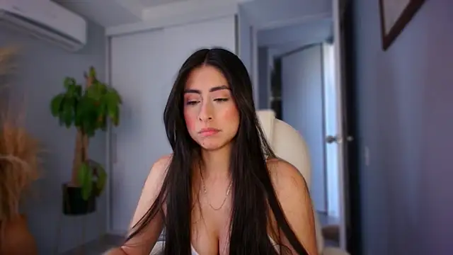 auroracaruso11 online show from September 22, 2025, 9:50 pm