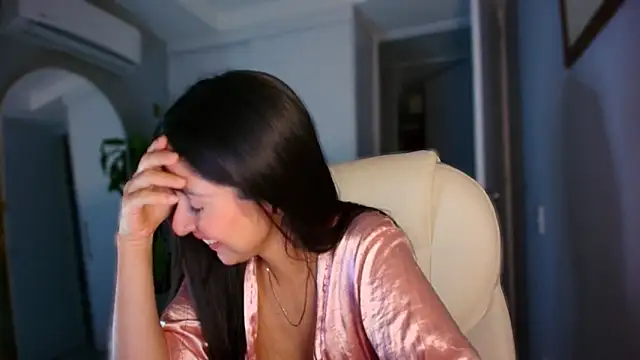 auroracaruso11 online show from October 6, 2025, 12:08 am