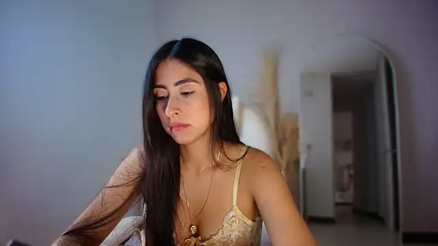 auroracaruso11 online show from November 6, 2025, 9:37 pm