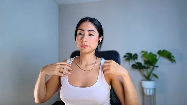 auroracaruso11 online show from January 15, 2026, 12:04 am