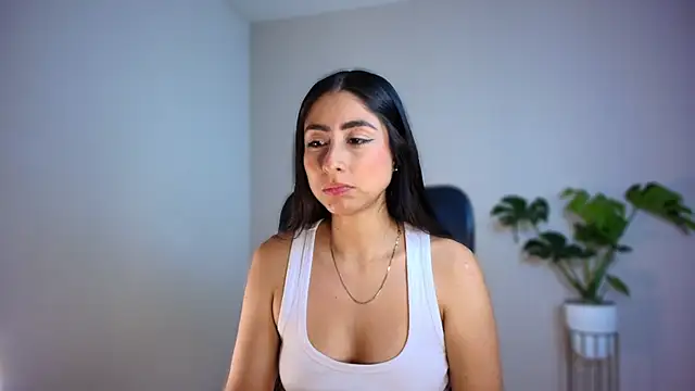 auroracaruso11 online show from January 15, 2026, 8:34 pm