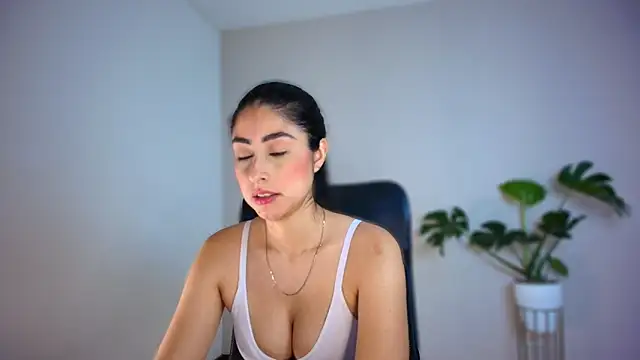 Snapshot of auroracaruso11 chatting on February 9, 2026, 2:43 pm auroracaruso11 online show from February 9, 2026, 2:43 pm