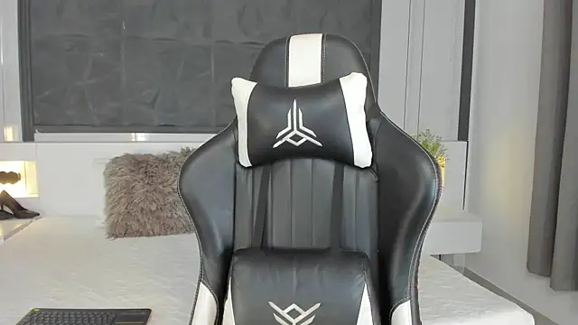 SaraGomez1 online show from December 4, 2025, 12:25 pm