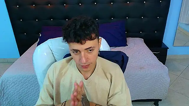 Snapshot of Lobo_17_ chatting on January 15, 2025, 3:54 am Lobo 17 online show from January 15, 2025, 3:54 am