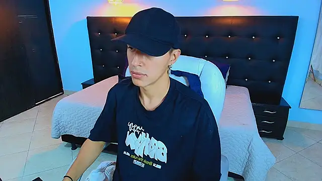 Snapshot of Lobo_17_ chatting on February 4, 2025, 8:02 am Lobo 17 online show from February 4, 2025, 8:02 am