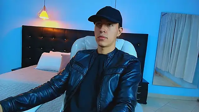 Snapshot of Lobo_17_ chatting on February 5, 2025, 4:16 am Lobo 17 online show from February 5, 2025, 4:16 am