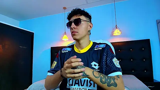 Snapshot of Lobo_17_ chatting on February 8, 2025, 4:14 am Lobo 17 online show from February 8, 2025, 4:14 am