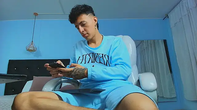 Snapshot of Lobo_17_ chatting on February 12, 2025, 7:23 am Lobo 17 online show from February 12, 2025, 7:23 am