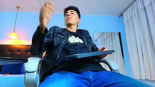 Snapshot of Lobo_17_ chatting on February 13, 2025, 7:03 am Lobo 17 online show from February 13, 2025, 7:03 am