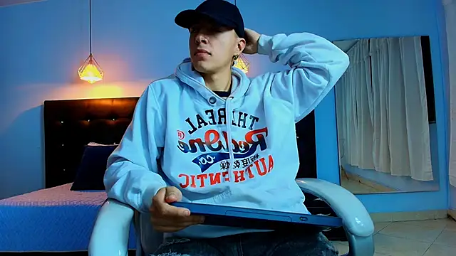 Snapshot of Lobo_17_ chatting on February 14, 2025, 4:58 am Lobo 17 online show from February 14, 2025, 4:58 am