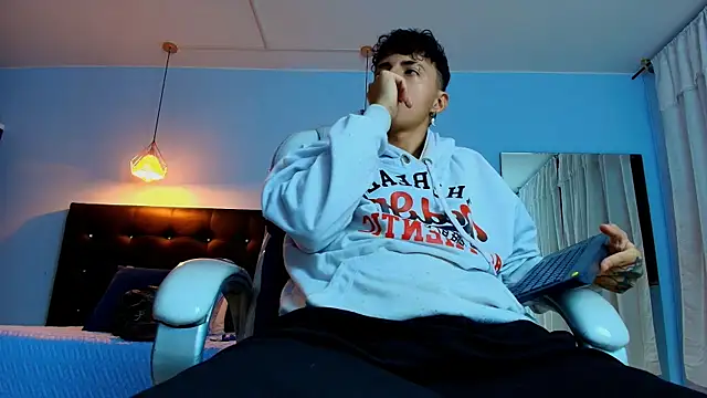 Snapshot of Lobo_17_ chatting on February 14, 2025, 8:21 am Lobo 17 online show from February 14, 2025, 8:21 am