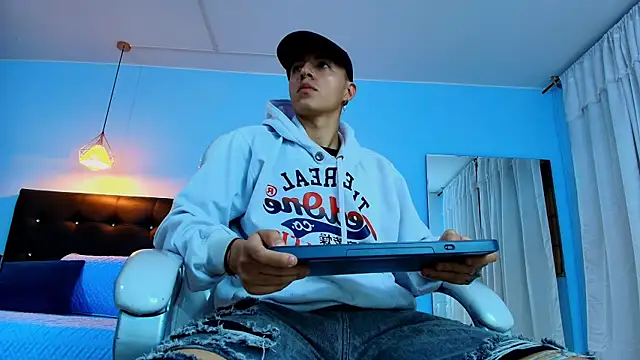 Snapshot of Lobo_17_ chatting on February 14, 2025, 11:53 am Lobo 17 online show from February 14, 2025, 11:53 am