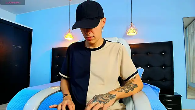 Snapshot of Lobo_17_ chatting on February 18, 2025, 3:42 am Lobo 17 online show from February 18, 2025, 3:42 am