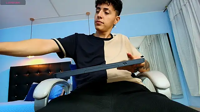 Snapshot of Lobo_17_ chatting on February 18, 2025, 7:32 am Lobo 17 online show from February 18, 2025, 7:32 am