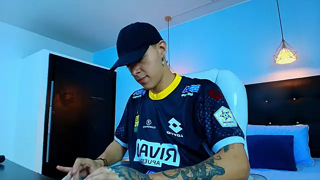 Snapshot of Lobo_17_ chatting on February 19, 2025, 3:50 am Lobo 17 online show from February 19, 2025, 3:50 am