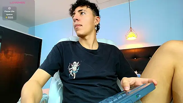 Snapshot of Lobo_17_ chatting on February 25, 2025, 4:14 am Lobo 17 online show from February 25, 2025, 4:14 am