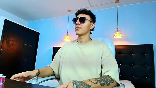 Snapshot of Lobo_17_ chatting on February 26, 2025, 4:14 am Lobo 17 online show from February 26, 2025, 4:14 am