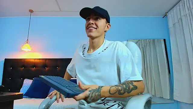 Snapshot of Lobo_17_ chatting on March 1, 2025, 3:53 am Lobo 17 online show from March 1, 2025, 3:53 am