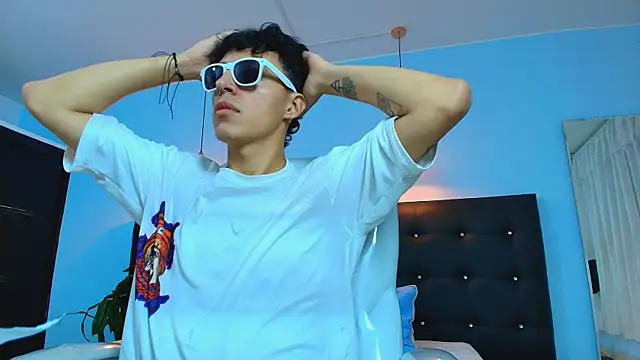 Snapshot of Lobo_17_ chatting on March 5, 2025, 4:13 am Lobo 17 online show from March 5, 2025, 4:13 am