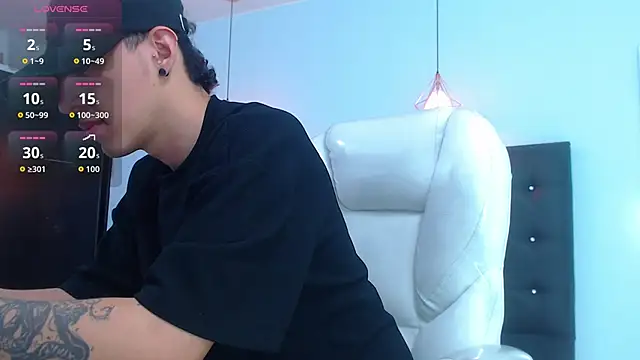 Snapshot of Lobo_17_ chatting on October 4, 2025, 4:32 am Lobo 17 online show from October 4, 2025, 4:32 am