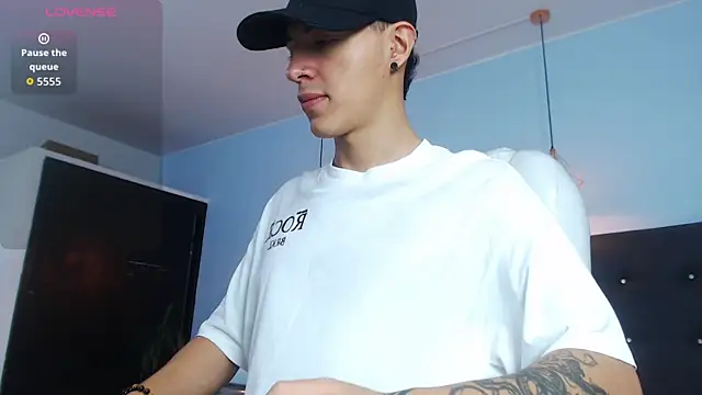 Snapshot of Lobo_17_ chatting on October 18, 2025, 3:53 am Lobo 17 online show from October 18, 2025, 3:53 am