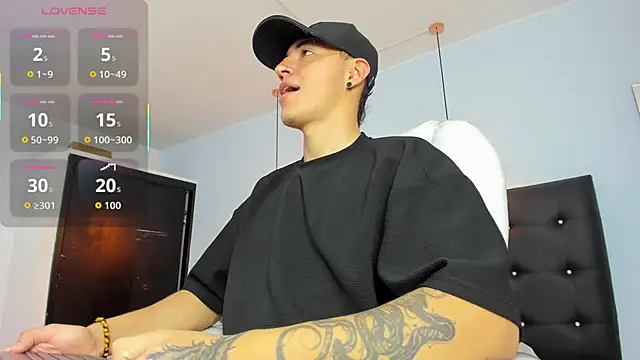 Snapshot of Lobo_17_ chatting on October 28, 2025, 3:43 am Lobo 17 online show from October 28, 2025, 3:43 am