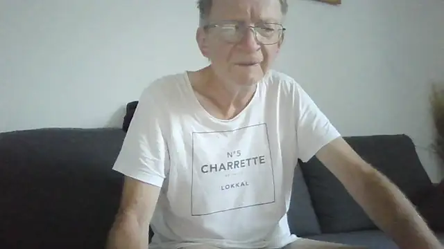naturiste974 online show from June 15, 2026, 4:36 am