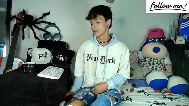 Snapshot of twink_sebas_ chatting on December 12, 2024, 5:10 am twink sebas online show from December 12, 2024, 5:10 am