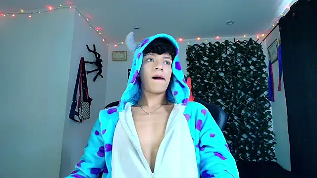 Snapshot of twink_sebas_ chatting on February 3, 2025, 4:10 pm twink sebas online show from February 3, 2025, 4:10 pm