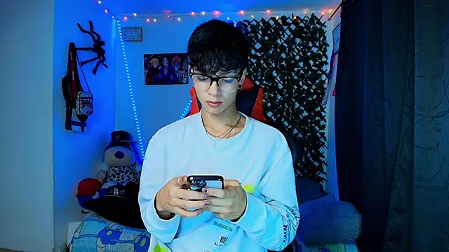 Snapshot of twink_sebas_ chatting on February 16, 2025, 4:20 am twink sebas online show from February 16, 2025, 4:20 am