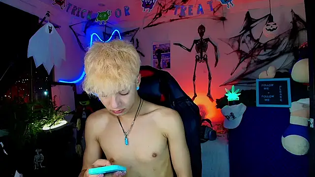 Snapshot of twink_sebas_ chatting on October 30, 2025, 4:47 am twink sebas online show from October 30, 2025, 4:47 am