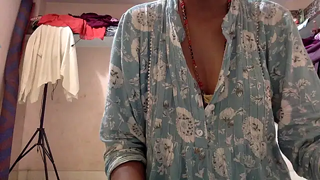 Snapshot of Shalu79 chatting on July 4, 2026, 5:02 am Shalu79 online show from July 4, 2026, 5:02 am