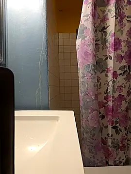 Snapshot of Jovende28 chatting on October 31, 2025, 1:23 pm Jovende28 online show from October 31, 2025, 1:23 pm