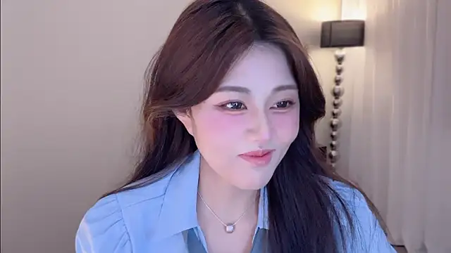 Strawberrybabyy1 online show from October 15, 2025, 3:34 pm