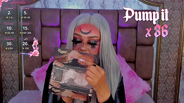 Snapshot of SoffiQueen chatting on October 16, 2025, 8:54 pm SoffiQueen online show from October 16, 2025, 8:54 pm