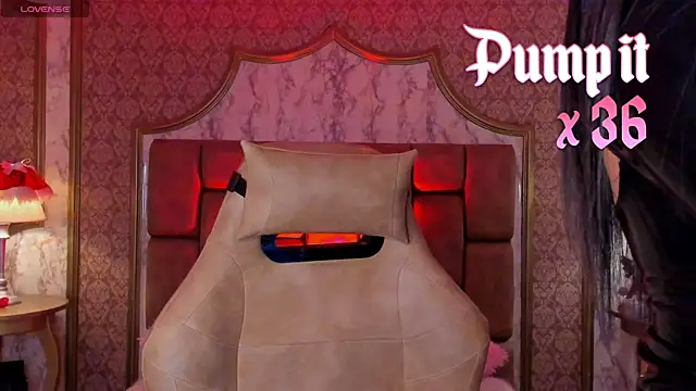 Snapshot of SoffiQueen chatting on November 7, 2025, 6:19 pm SoffiQueen online show from November 7, 2025, 6:19 pm