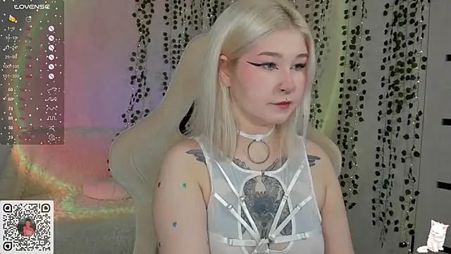 chillycharm online show from February 7, 2025, 3:01 am